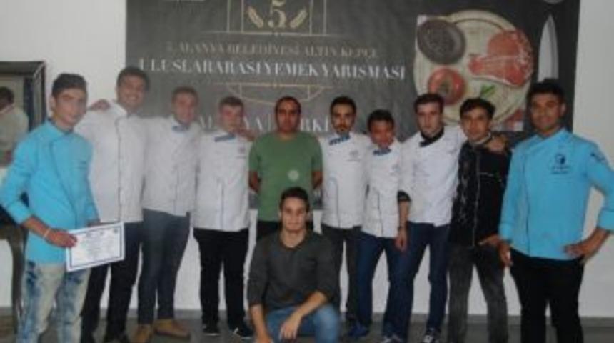 Manavgat Myo &Ouml;ğrencileri Altın Kep&ccedil;e&rsquo;den &Ouml;d&uuml;lle D&ouml;nd&uuml;