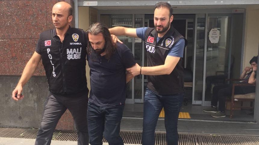 Adnan Oktar'ı g&ouml;zaltına alan polise k&uuml;fredip 'Sıkıysa bana da yap' demişti... Polis de yaptı!