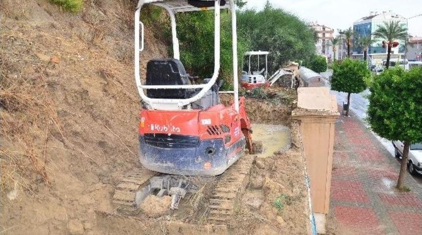 B&uuml;y&uuml;kşehir Belediyesi,tıkanan Yağmur Kanallarını Temizliyor