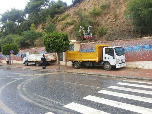 Büyükşehir Belediyesi,tıkanan Yağmur Kanallarını Temizliyor