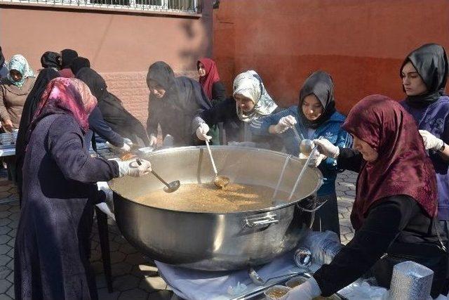 Şehit Eşinin Yazdıklarından Duygulanan İnegöllü Bakkalardan Anlamlı Aşure