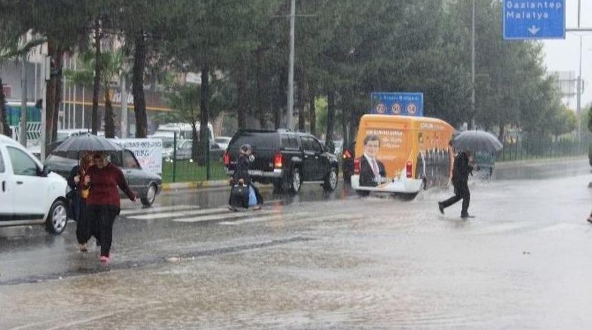 Şiddetli Yağış Caddeleri G&ouml;le &Ccedil;evirdi