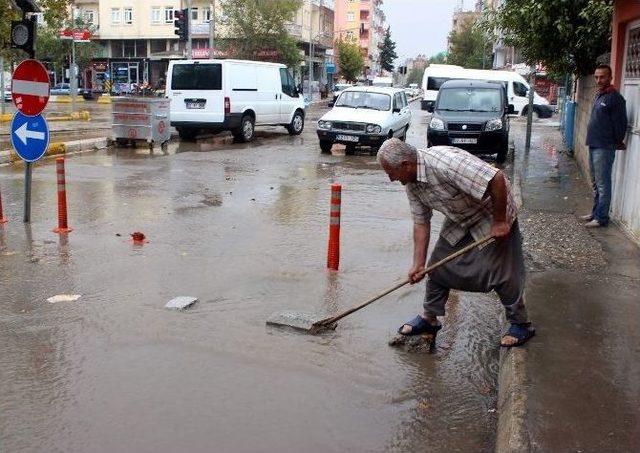 Şiddetli Yağış Caddeleri Göle Çevirdi