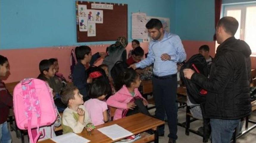 Sosyal Medya &Uuml;zerinden Toplanarak K&ouml;y Okullarına Dağıtılıyor