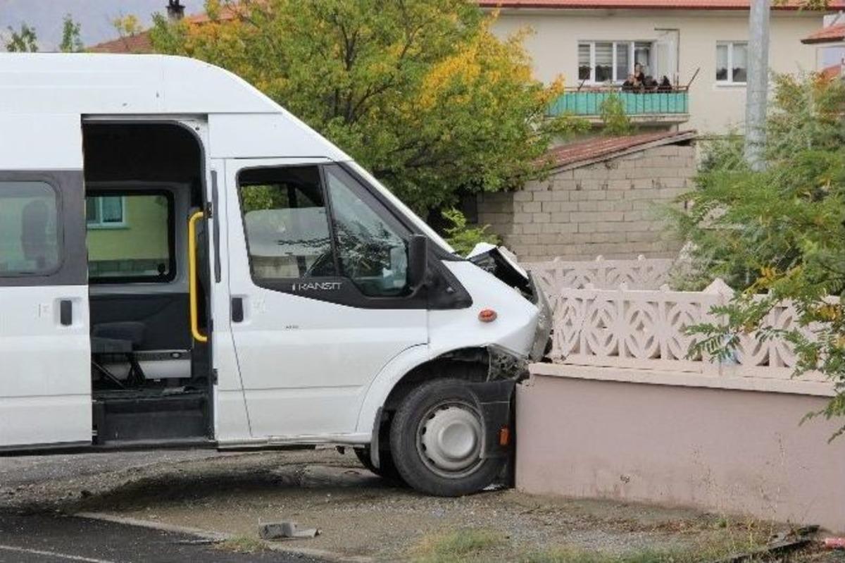 Erzincan&rsquo;da İki &Ouml;ğrenci Servisi &Ccedil;arpıştı: 1&rsquo;i Şof&ouml;r 5 &Ouml;ğrenci Yaralandı