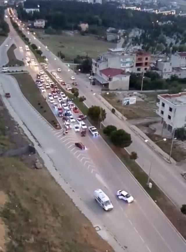Asker uğurlama konvoyu trafiği kapattı, ambulans yan yola girdi