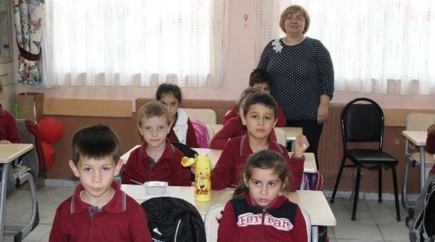 Saray&rsquo;da &Ouml;ğretmenler Aşure Dağıttı