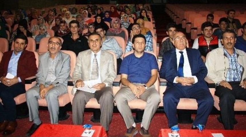 İlahiyat Fak&uuml;ltesi &Ouml;ğrencilerine Oryantasyon Eğitimi