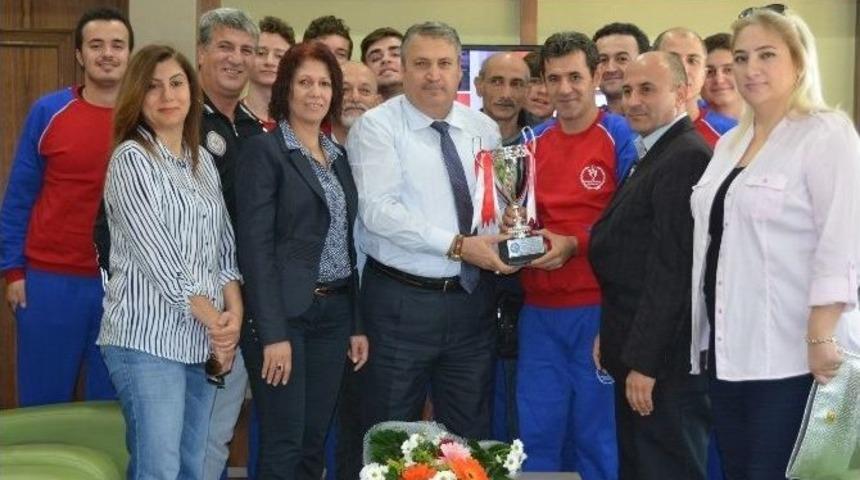 Şampiyonluk Sevincini Başkan &Ccedil;er&ccedil;i İle Paylaştılar