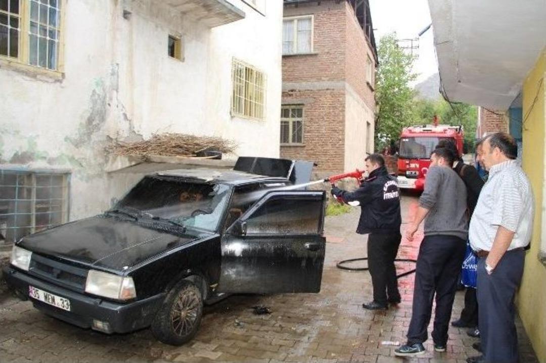 Yanan Otomobili İtfaiye S&ouml;nd&uuml;rd&uuml;