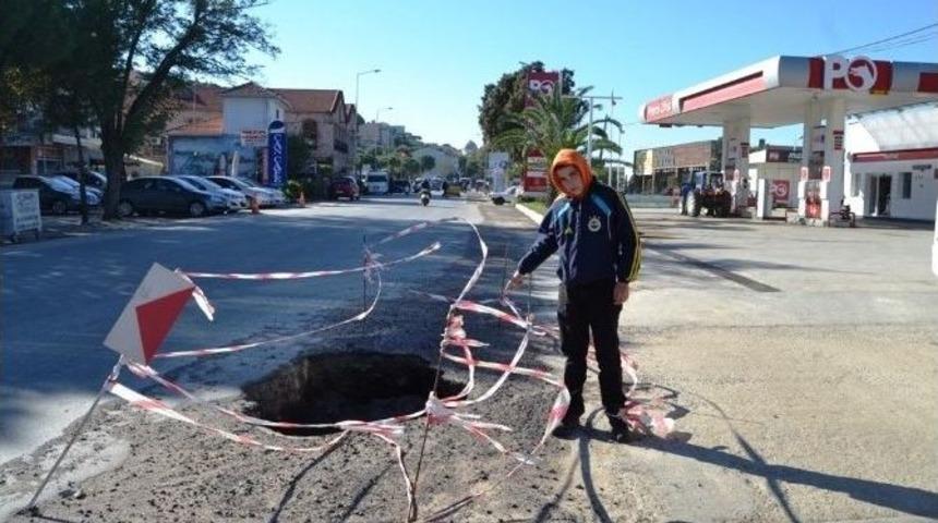 Şiddetli Yağışın A&ccedil;tığı &Ccedil;ukur Tehlike Sa&ccedil;ıyor