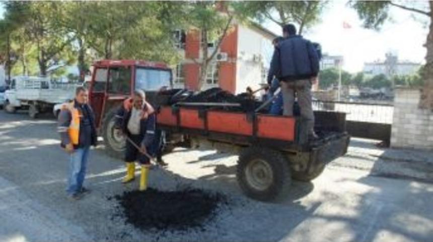 Burhaniye&rsquo;de Yağmurun Bozduğu Yollara Onarım