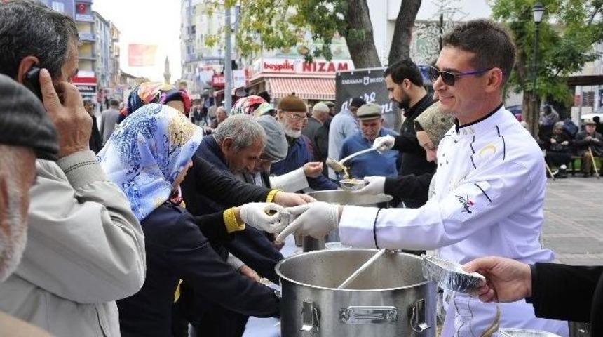 Karaman Belediyesinden Vatandaşlara Aşure İkramı