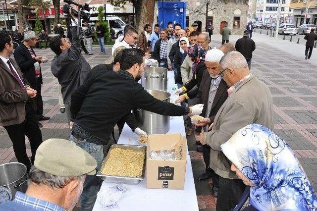 Karaman Belediyesinden Vatandaşlara Aşure İkramı