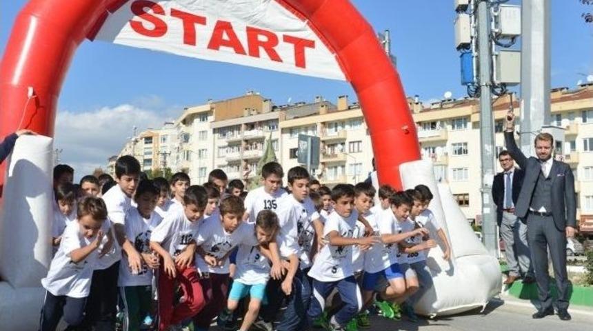 Nil&uuml;fer&rsquo;de &Ouml;ğrenciler Cumhuriyet&rsquo;e Koştu