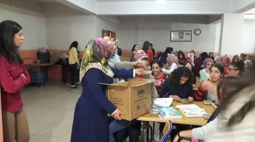 &Ouml;zalp Kaymakamlığı Aşure Dağıttı