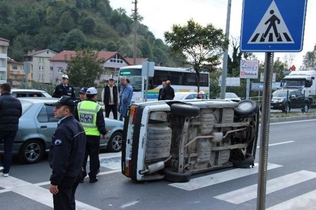Kaldırıma &Ccedil;arpan Otomobil Takla Attı: 1 Yaralı