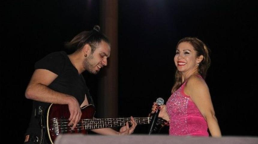 Zeynep Dizdar, İskenderun&rsquo;da Hayranlarıyla Buluştu