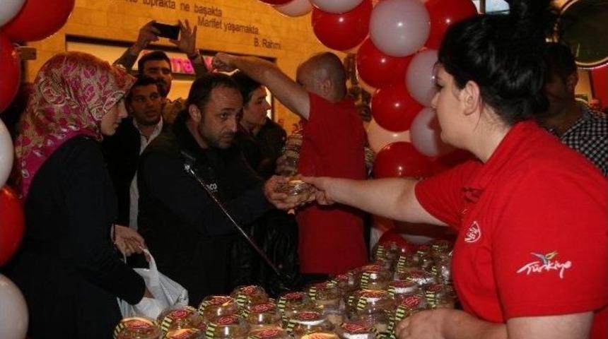 Mehter Eşliğinde Aşure Dağıttılar