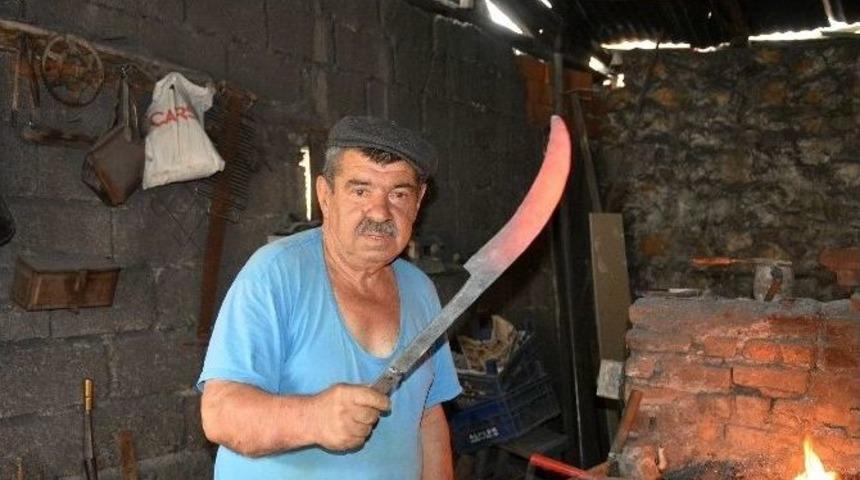 Yarım Asırdır Demircilik Yapıyor