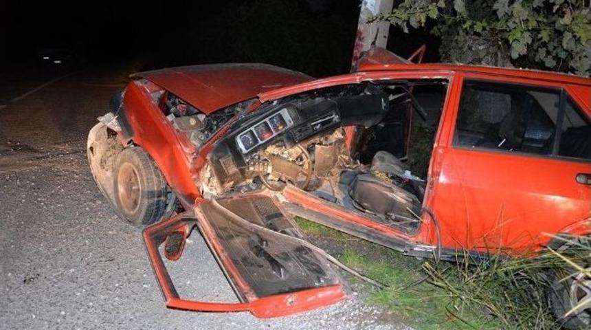 Ortaca&rsquo;da Otomobil Elektrik Direğine &Ccedil;arptı; 2 Yaralı