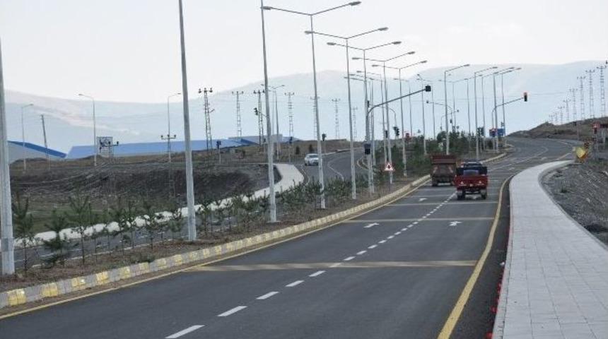 Karayolları Kars&rsquo;ta Yolları Sıcak Asfalt Yapıyor