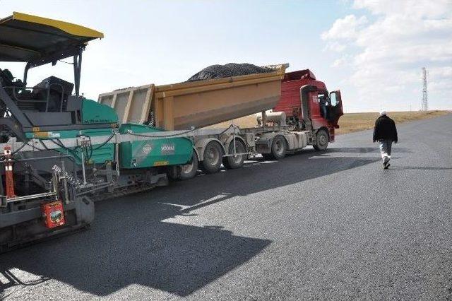 Karayolları Kars’ta Yolları Sıcak Asfalt Yapıyor