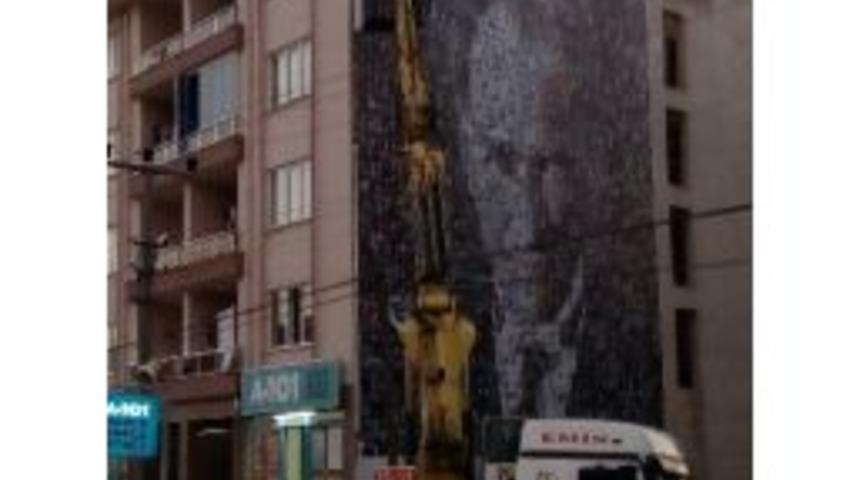 Dev Atat&uuml;rk Posteri Yenilendi