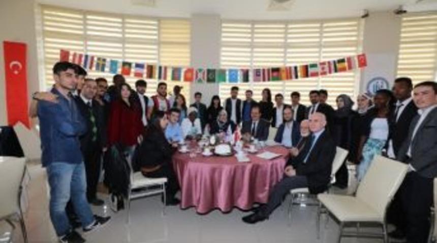 Rekt&ouml;r Coşkun, Uluslararası &Ouml;ğrencilerle Bir Araya Geldi