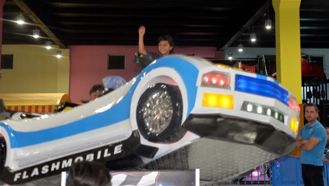 Bir yanda enkaz bir yanda gece hayatı 