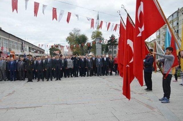 Alaçam’da Çelenk Koyma Töreni