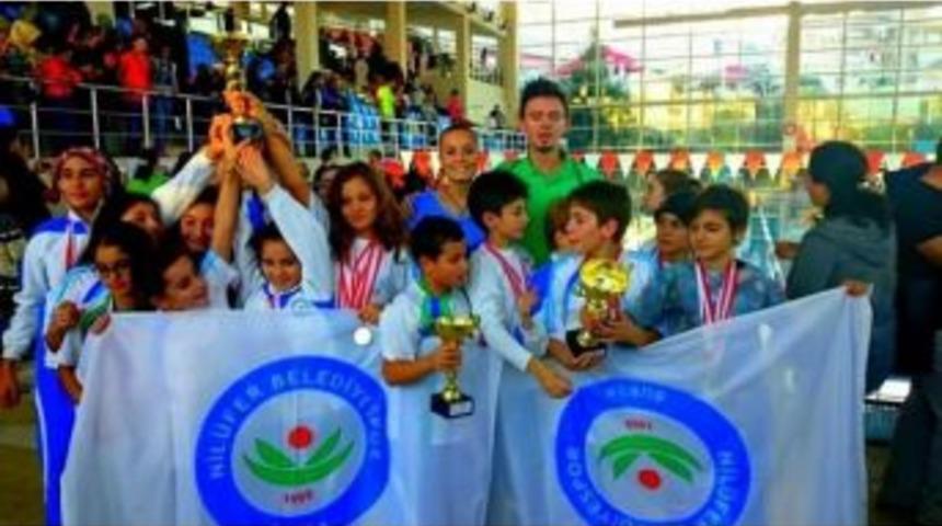Nil&uuml;fer Belediyespor Y&uuml;z&uuml;c&uuml;lerine Madalya Yağdı
