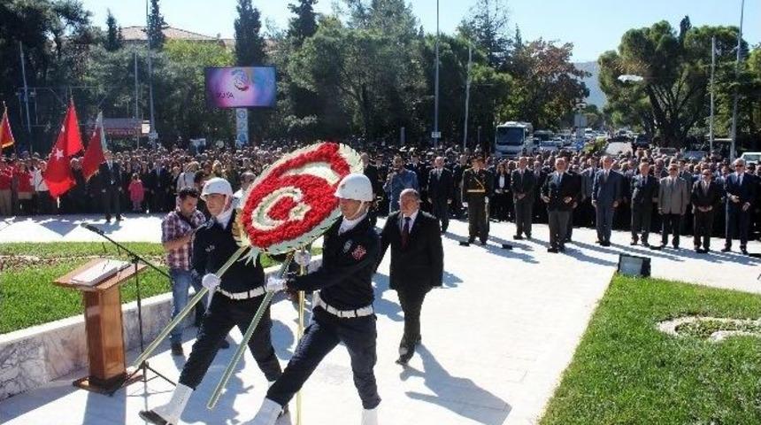 Vali &Ccedil;i&ccedil;ek&rsquo;ten Cumhuriyet Bayramı Mesajı