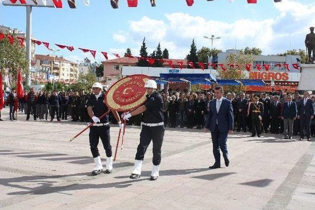 Cumhuriyet Bayramı Kutlamaları Çelenk Sunumu İle Başladı