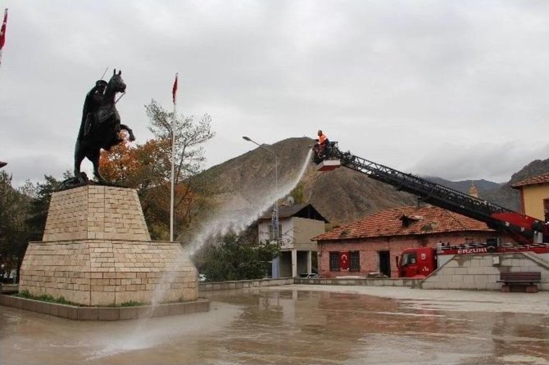 &Ccedil;elenk T&ouml;reni &Ouml;ncesinde Atat&uuml;rk Heykeli Yıkandı