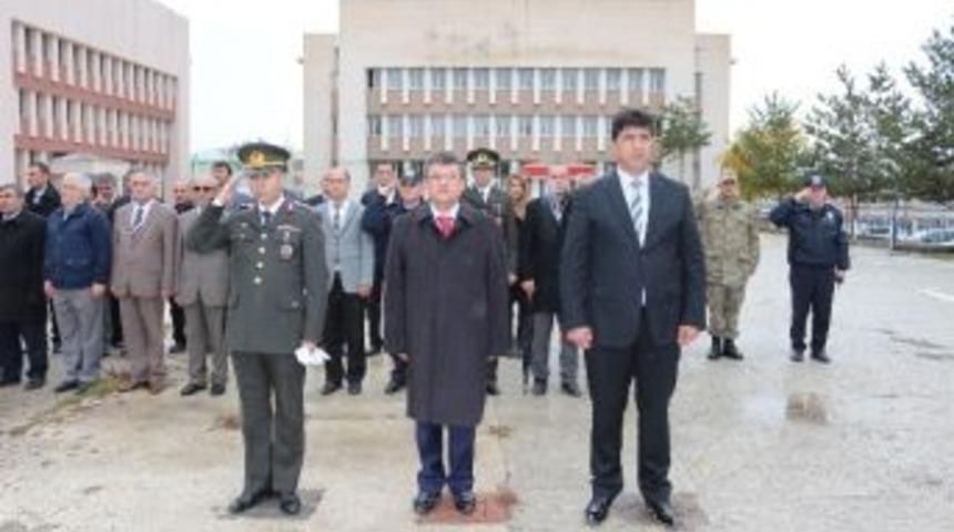 Cumhuriyet Bayramı 92. Yıl D&ouml;n&uuml;m&uuml; Etkinlikleri &Ccedil;elenk Sunumuyla Başladı