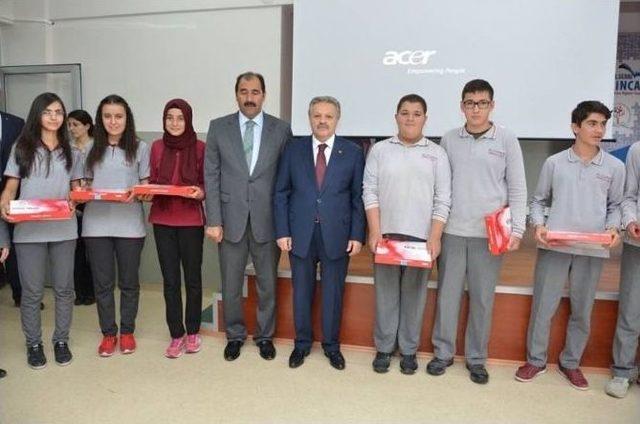 Erzincan’da 133 Öğrenci Ve 5 Öğretmene Tablet Dağıtıldı