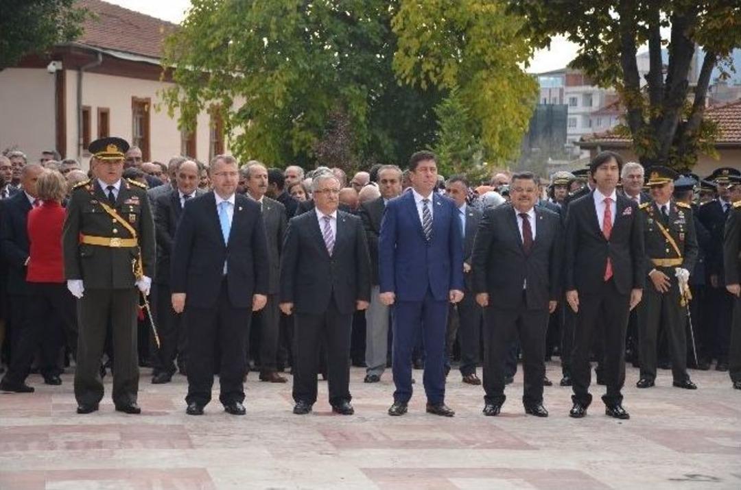 29 Ekim Kutlamaları &Ccedil;elenk Sunumu İle Başladı