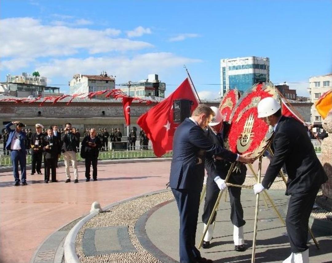 Taksim&rsquo;deki Cumhuriyet Anıtı&rsquo;na 29 Ekim &Ccedil;elengi Bırakıldı
