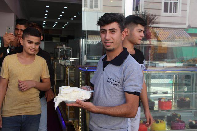 50 kilo dondurmayı &uuml;cretsiz dağıttı 1