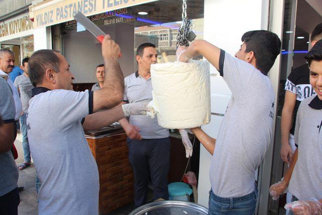 50 kilo dondurmayı &uuml;cretsiz dağıttı 2