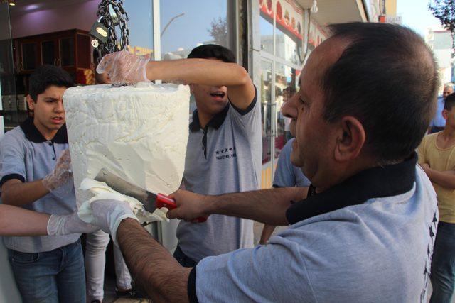 50 kilo dondurmayı &uuml;cretsiz dağıttı 4