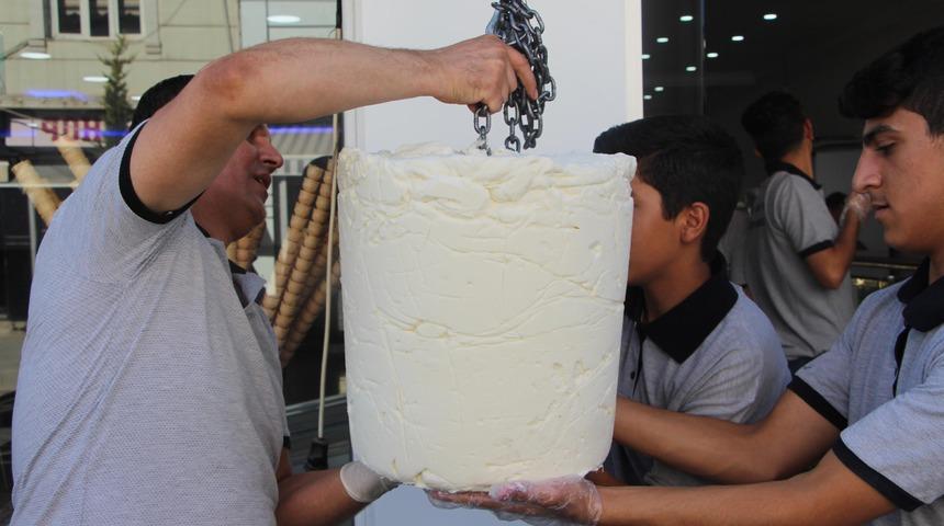 50 kilo dondurmayı &uuml;cretsiz dağıttı