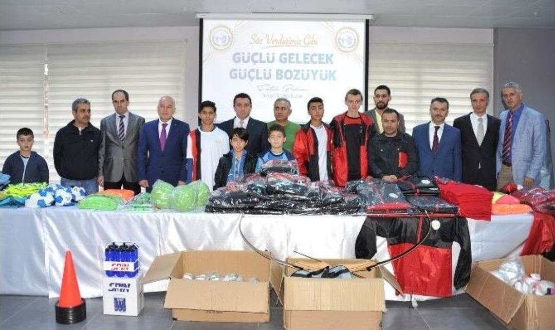 Başkan Bakıcı&rsquo;dan Spor Kul&uuml;plerine Malzeme Yardımı