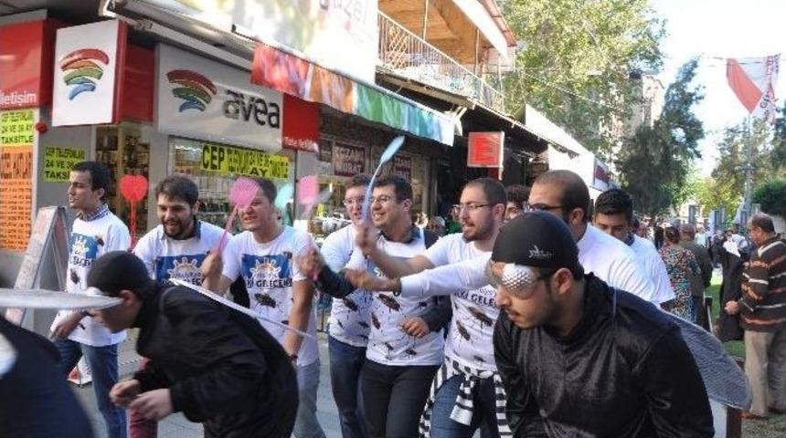 Antalya&rsquo;da İlgin&ccedil; Karasinek Eylemi