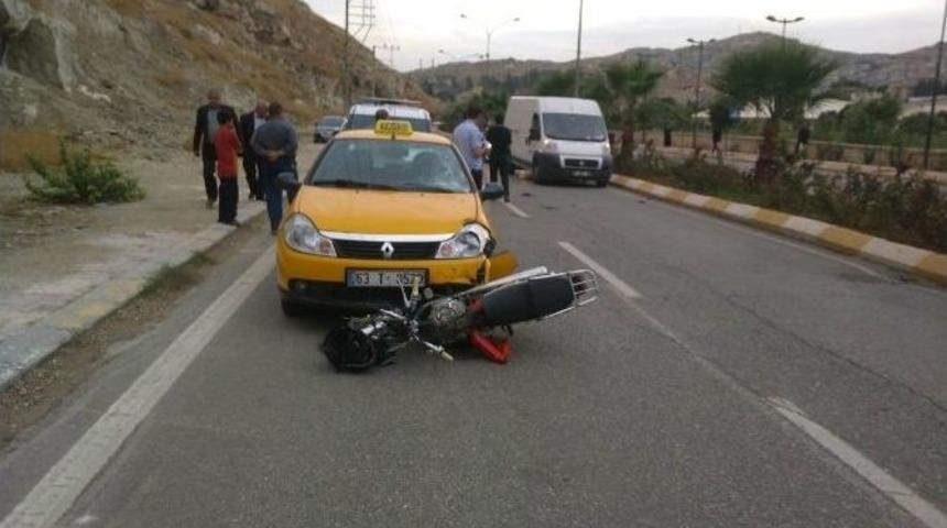Ticari Taksinin &Ccedil;arptığı Motosikletli Ağır Yaralandı