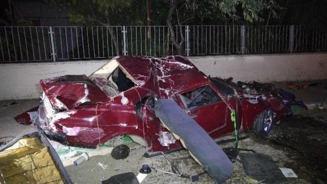 Takla Atıp Metrelerce S&uuml;r&uuml;klenen Otomobilden Y&uuml;r&uuml;yerek &Ccedil;ıktılar