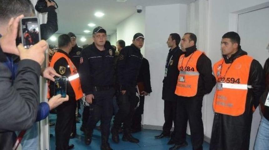 Hakem &Ccedil;ağatay Şahan Ve Yardımcıları Stadyumdan Geniş G&uuml;venlik &Ouml;nlemleri Altında &Ccedil;ıkartıldı.