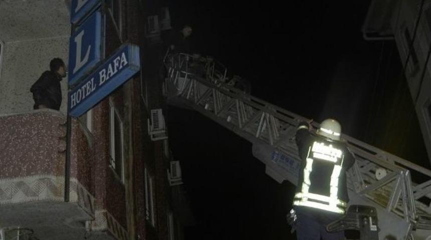 Yanan Otelde Mahsur Kalan 18 Kişiyi İtfaiye Kurtardı