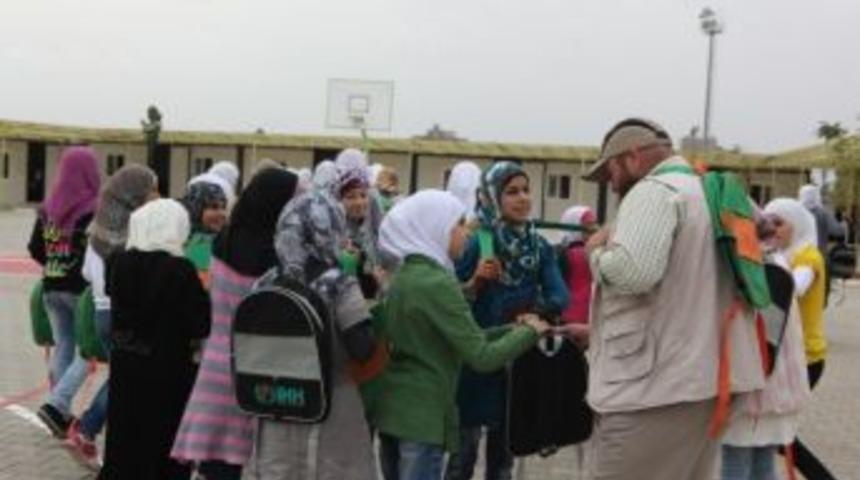 İhh&rsquo;dan Suriyeli &Ccedil;ocuklara Okul &Ccedil;antası